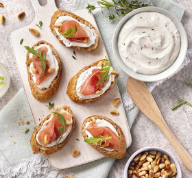 Toasts grillés à la sauce apéritive brebis – herbes de Provence