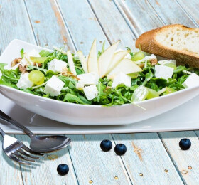 Salade de roquette, pommes et fromage de brebis