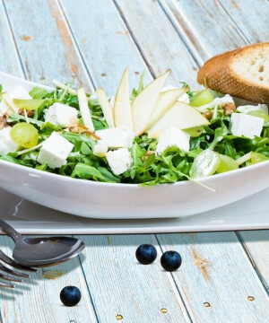 Salade de roquette, pommes et fromage de brebis