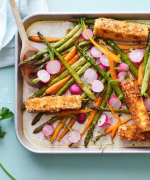 Fromage de brebis pané et légumes de printemps