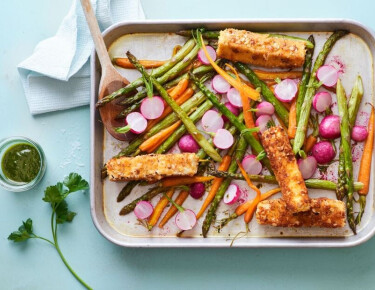 Fromage de brebis pané et légumes de printemps