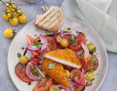 Salade de tomates au fromage de brebis pané