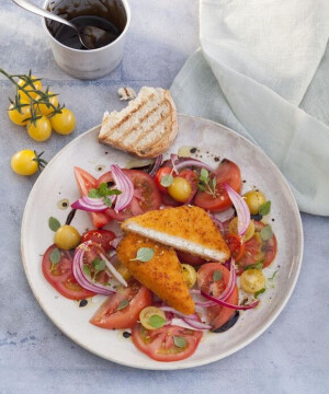 Salade de tomates au fromage de brebis pané