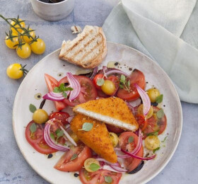 Salade de tomates au fromage de brebis pané