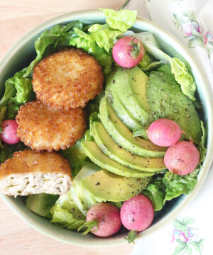 Salade romaine aux avocats, radis glacés et palets croustillants et fondants Salakis