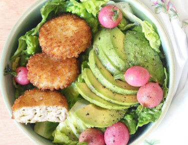 Salade romaine aux avocats, radis glacés et palets croustillants et fondants Salakis