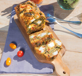 Cake basilic, tomates séchées 
et fromage de brebis