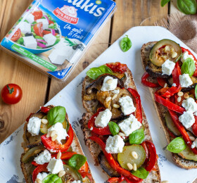 Bruschettas aux légumes du soleil rôtis et fromage