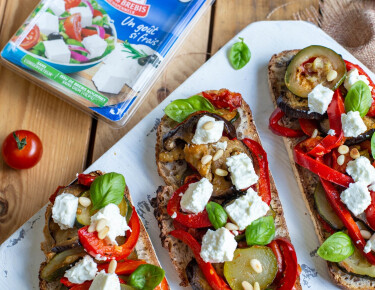 Bruschettas aux légumes du soleil rôtis et fromage