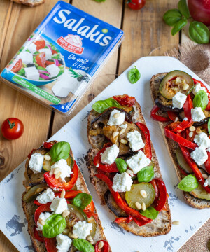 Bruschettas aux légumes du soleil rôtis et fromage