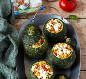 Courgettes rondes farcies aux légumes, boulgour et salakis