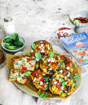 Eggs muffins aux épinards, tomates séchées et Salakis