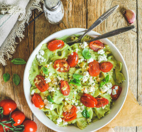 Farfalle, sauce végétale à la courgette, tomates confites et Salakis