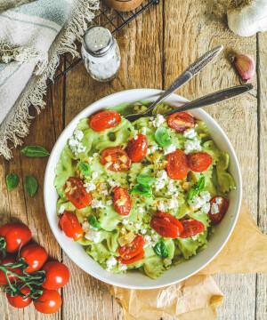 Farfalle, sauce végétale à la courgette, tomates confites et Salakis