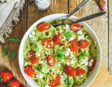 Farfalle, sauce végétale à la courgette, tomates confites et Salakis