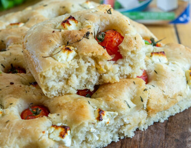 Focaccia aux tomates cerises et au fromage