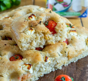 Focaccia aux tomates cerises et au fromage