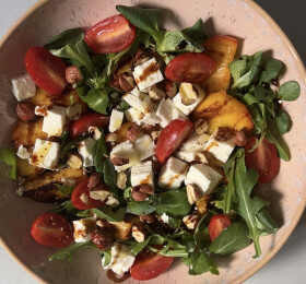 Salade de feta et pêches rôties