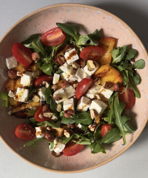 Salade de feta et pêches rôties