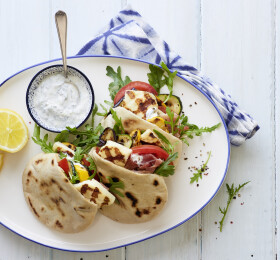 Pitas gourmandes au Halloumi AOP Salakis et légumes croquants
