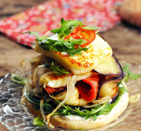 Burger méditerranéen au Halloumi AOP grillé et légumes d été